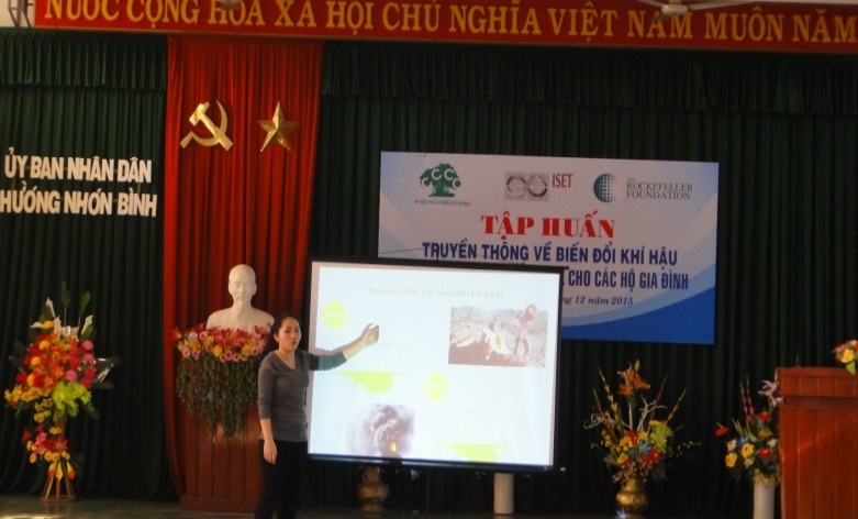 Cán bộ Văn phòng Điều phối về biến đổi khí hậu trình bày kiến thức tổng quan về Biến đổi khí hậu tại Tập huấn tại phường Nhơn Bình.